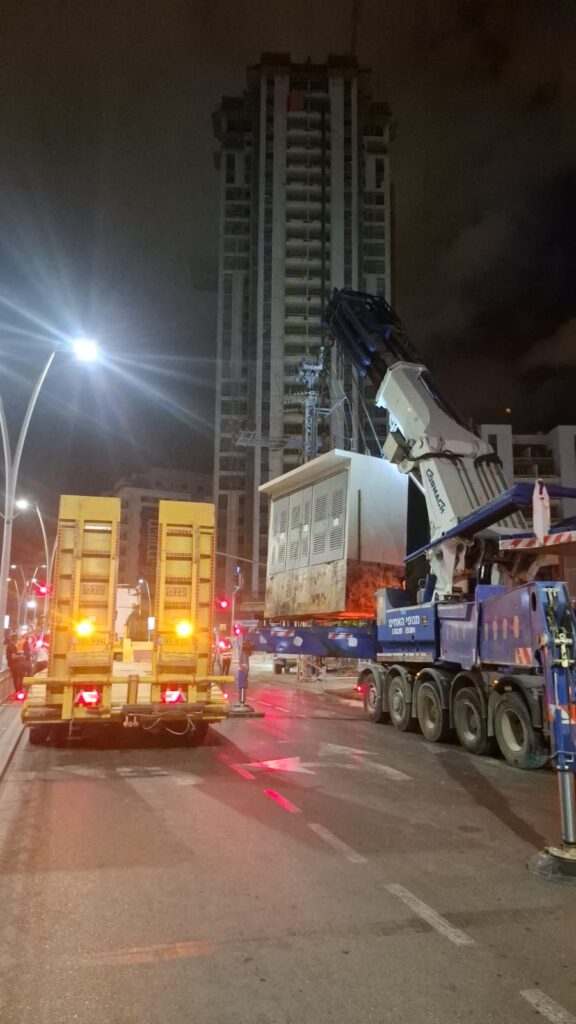 משאית מנוף 600 טון - חברת ש.י.א הובלות ומסחר בע"מ